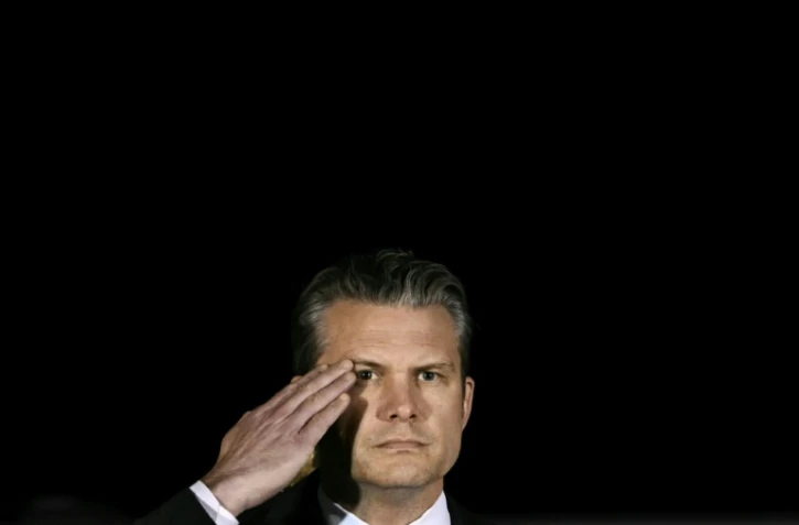 Le secrétaire américain à la Défense Pete Hegseth salue tandis que des membres d’une équipe de l’armée américaine transportent un cercueil de transfert recouvert d’un drapeau contenant la dépouille du sergent Benjamin N. Pennington, 26 ans, originaire de Glendale, lors d’une cérémonie solennelle de rapatriement à la Dover Air Force Base, à Dover, le 9 mars 2026