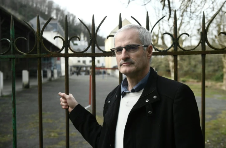 Alain Esquerre, porte-parole du collectif des victimes de Bétharram, devant l'entrée du collège "Le Beau Rameau", le 28 mars 2025 à Lestelle-Bétharram, dans les Pyrénées-Atlantiques
