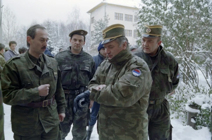 Ratko Mladic, l'ex-chef militaire des Serbes de Bosnie, le deuxième à droite sur la photo, dans la banlieue de Sarajevo, le 15 février 1994