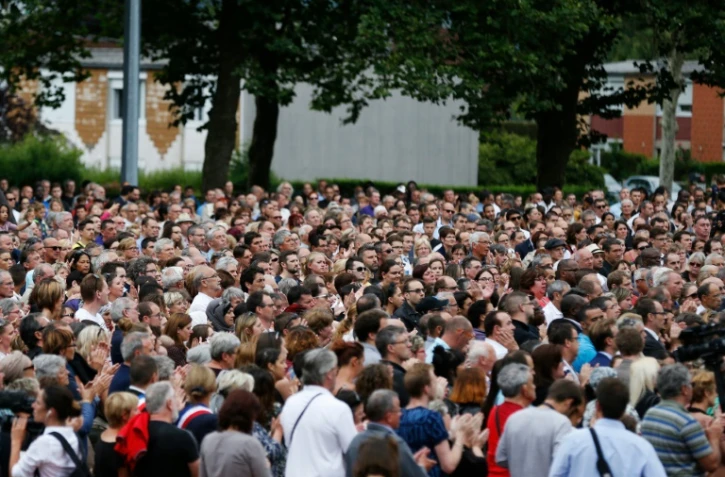 Hommage au père Hamel assassiné le 28 juillet 2016 à Saint-Étienne-du-Rouvray, dans le nord-ouest de la France