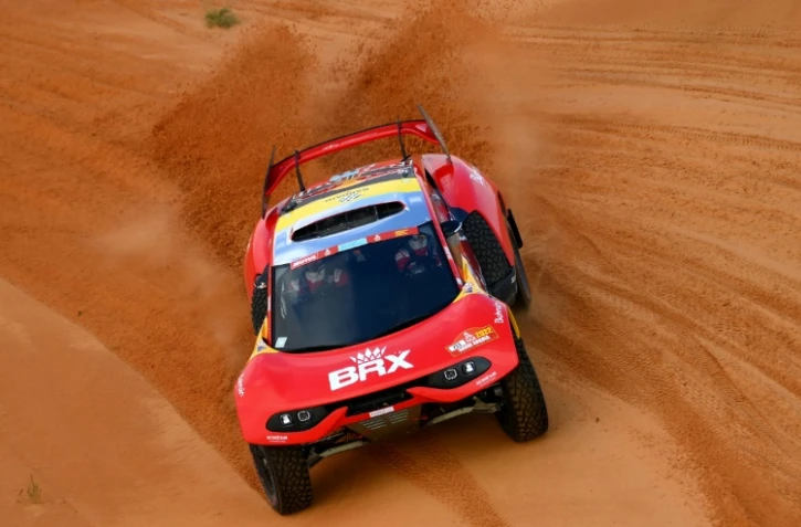 La Prodrive, pilotée par Sébastien Loeb, assisté de son co-pilote belge Fabian Lurquin, lors de la 2e étape du rallye-raid Dakar 2022, une spéciale entre Ha'il et al-Qaisumah (Arabie saoudite), le 3 janvier 2022