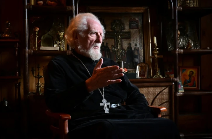 Le père Guéorgui Edelchtein, 89 ans, dans son église de Novo-Bely Kamen, sur les rives de la Volga, le 25 avril 2022