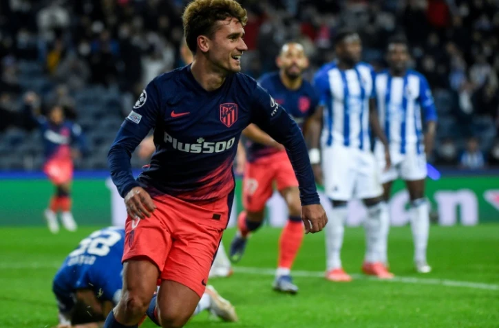 La joie de l'attaquant français de l'Atlético Madrid, Antoine Griezmann, après avoir ouvert le score sur la pelouse de Porto, lors de la 6e journée du groupe B de la Ligue des Champions, le 7 décembre 2021