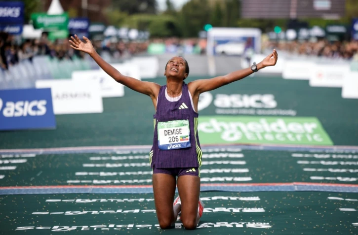 L'Ethiopienne Shure Demise, victorieuse du marathon de Paris en établissant un nouveau record en 2h18:34, le 12 avril 2026