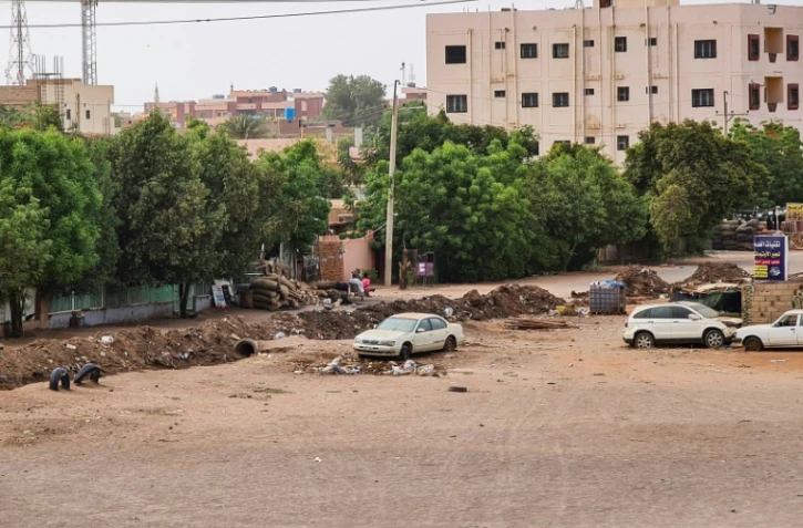 Des barricades de terre dans une rue de Khartoum pendant des combats entre l'armée et les paramilitaires, le 27 avril 2023 au Soudan