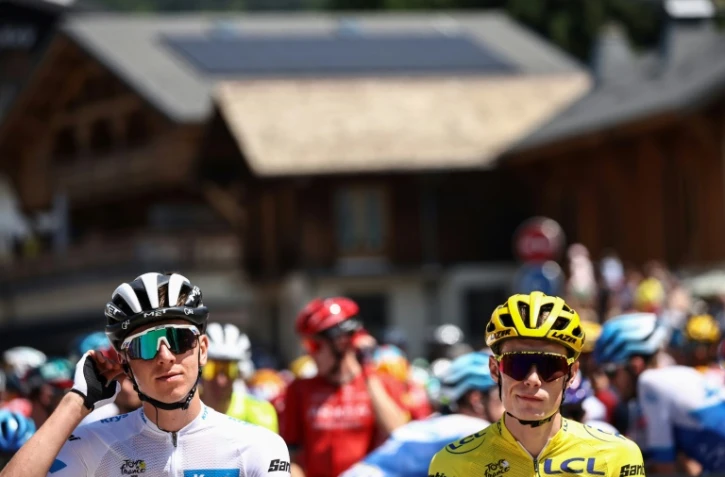 Tadej Pogacar et le maillot jaune Jonas Vingegaard avant le départ de la 15e étape du Tour de France, le 16 juillet 2023 aux Gets