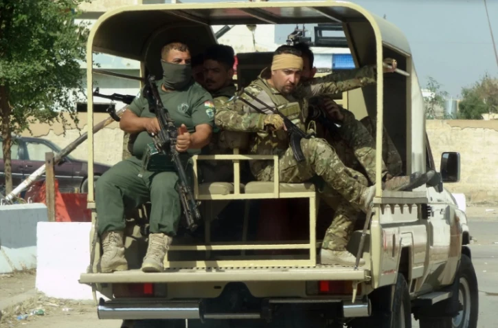 Des forces de sécurité irako-kurdes patrouillent dans la banlieue est de Kirkouk, le 22 octobre 2016 pour chasser les jihadistes