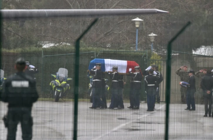 Des gendarmes portent le cercueil, recouvert d'un drapeau tricolore, du lieutenant-colonel Arnaud Beltrame à l'aéroport de Carcassonne