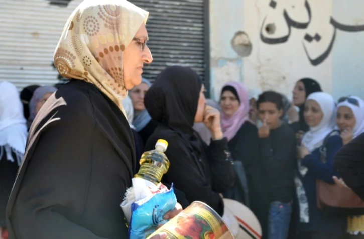 Des habitants de Deir Ezzor reçoivent de l'aide alimentaire, le 8 septembre 2017