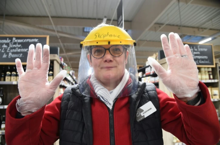 Une caissière dans un supermarché d'Illiers-Combray, dans le nord-ouest de la France, le 16 mars 2020