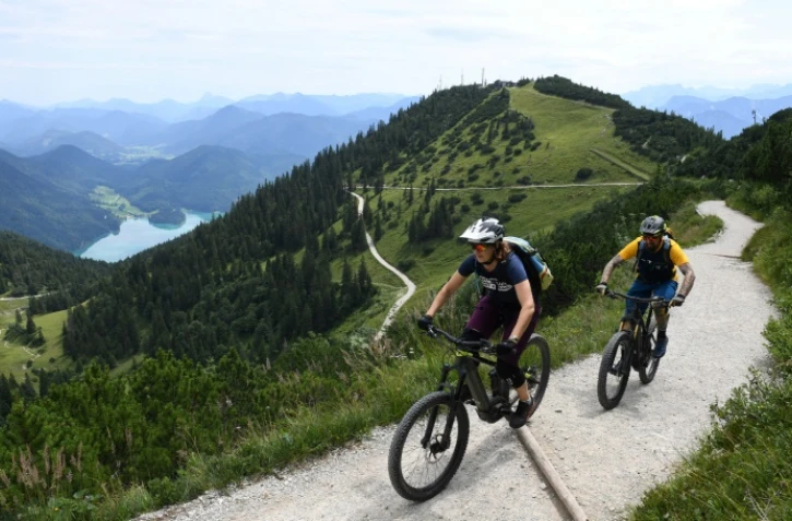 Ursula et Robert Werner gravissent en VTT électrique le mont bavarois Herzogstand, le 5 août 2019 en Allemagne