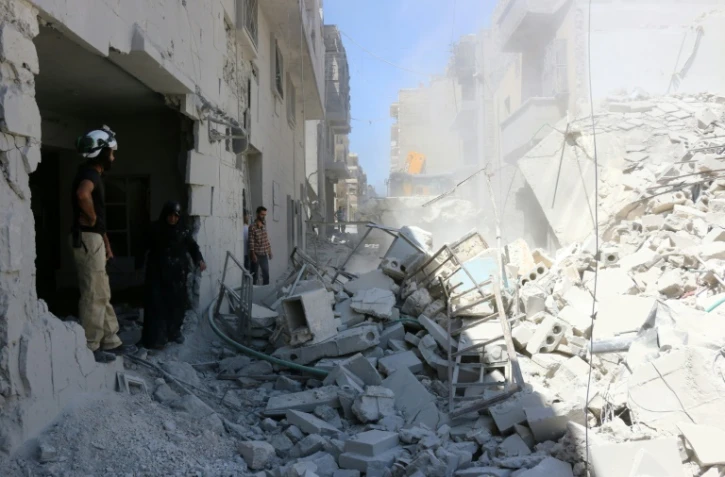 Les décombres d'un immeuble après des raids aériens à Alep, le 14 juillet 2016 dans le quartier de Tariq al-Bab, tenu par les rebelles