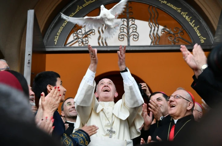 Le Pape François libère une colombe comme symbole de la paix dans l'église catholique St Simon Bar Sabbae à Tbilissi le 30 septembre 2016