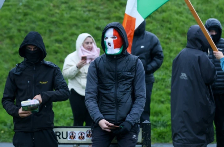Des manifestants rassemblés à Portadown, en Irlande du Nord, contre le passage d'une marche protestante pro-britannique autorisée pour la première fois depuis 1997 en plein quartier catholique, le 27 septembre 2026 