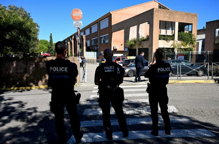 Des policiers devant le collège Joseph-Lakanal à Aubagne, le 12 octobre 2026