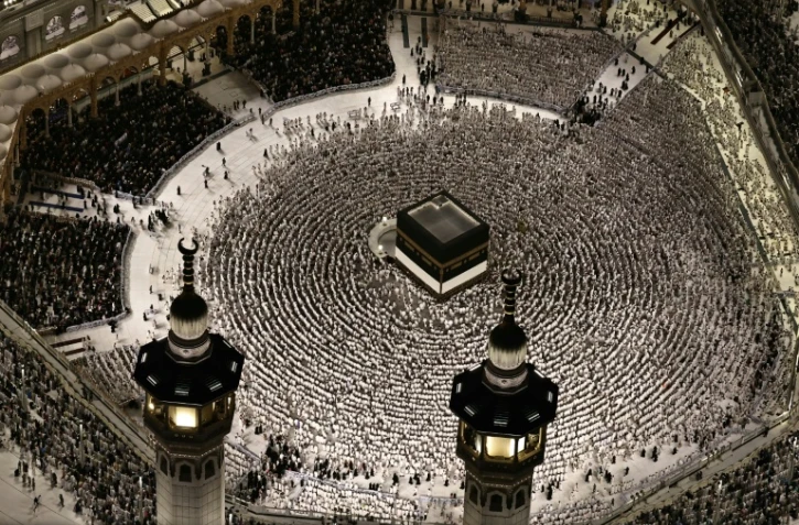 Vue aérienne du complexe de la Grande Mosquée de La Mecque, où les musulmans effectuent la prière du soir autour de la Kaaba, le 24 mai 2026 en Arabie saoudite, avant le pèlerinage annuel du Hajj