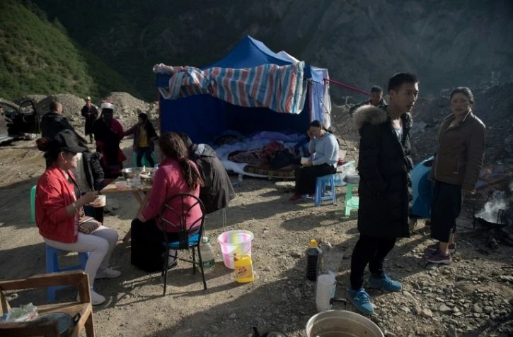 Des habitants campent sur une colline par peur des répliques à Zhangzha dans la province du Sichuan (sud-ouest de la Chine) le 10 août 2017, au surlendemain d'un séisme qui a fait au moins 20 morts