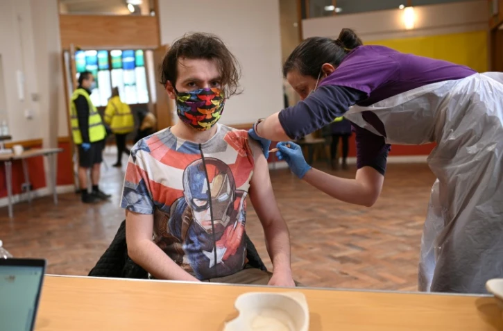 Le docteur Kate Martin injecte une dose du vaccin AstraZeneca à un patient dans un centre de vaccination à Sheffield, dans le Nord de l'Angleterre, le 20 février 2021.