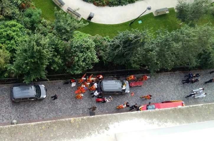 Pompiers et policiers sur les lieux de l'attaque à la voiture bélier contre des militaires d'une patrouille Sentinelle à Levallois-Perret, le 9 août 2017, qui a fait six blessés