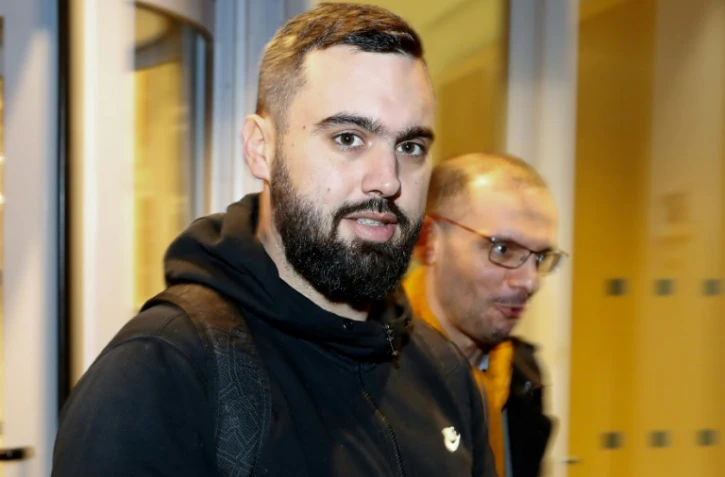 Eric Drouet, accompagné de son avocat, sort de sa garde à vue le 23 décembre 2018, après son interpellation lors d'une manifestation de "gilets jaunes" à Paris