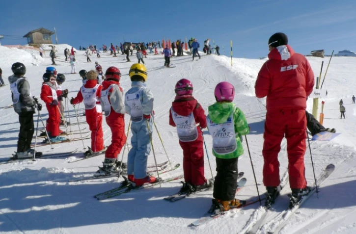 Des enfants dans un école de ski à Arâches-la-Frasse, en France, le 27 février 2012