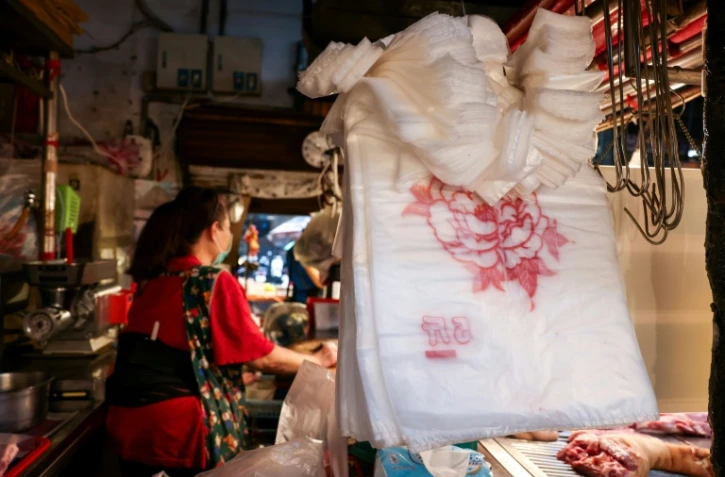 Des sacs en plastique sur un marché de Keelung, à Taïwan, le 9 juin 2026
