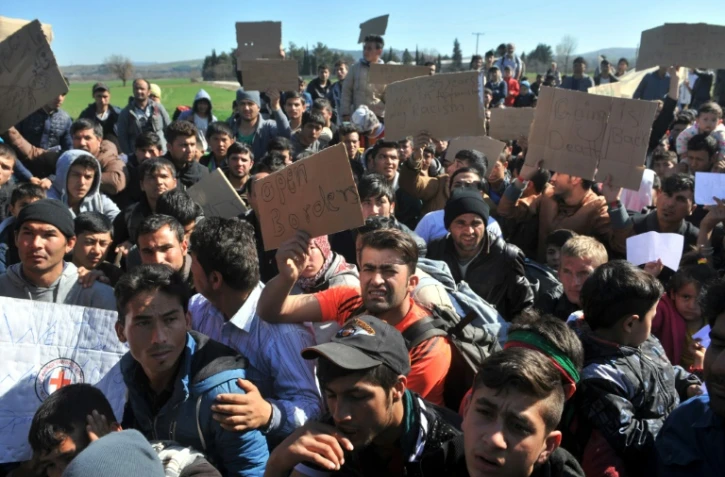 Des réfugiés d'Afghanistan protestent contre la fermeture de la frontière entre la Grèce et la Macédoine le 22 février 2016