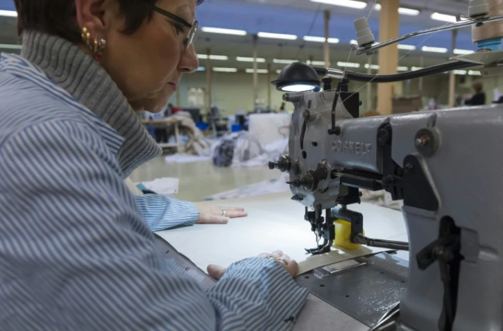 Une couturière de "Blanc des Vosges", à sa table de travail, le 25 janvier 2016 à Gerardmer