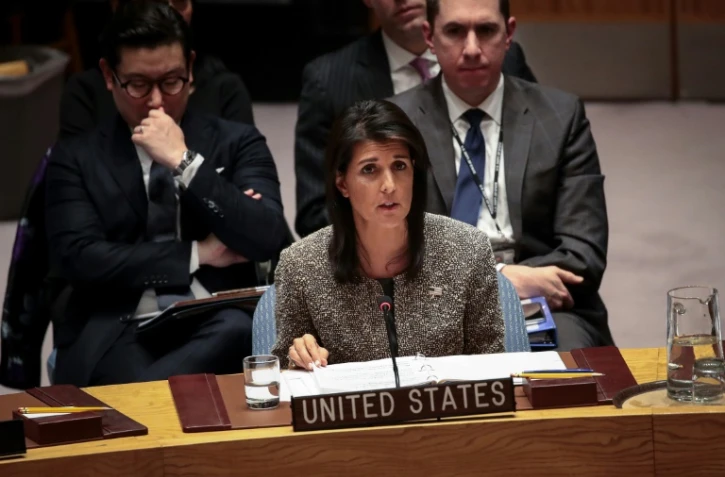 Nikki Haley, ambassadrice américaine auprès des Nations-Unies, à la tribune lors d'une réunion d'urgence le 29 novembre 2017, à New York