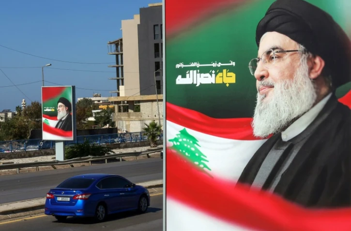 Des affiches du chef du Hezbollah libanais assassiné, Hassan Nasrallah, sur l'autoroute de l'aéroport de Beyrouth, le 24 octobre 2024