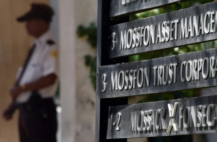 Un policier à l'entrée du cabinet Mossack Fonseca le 5 avril 206 à Panama