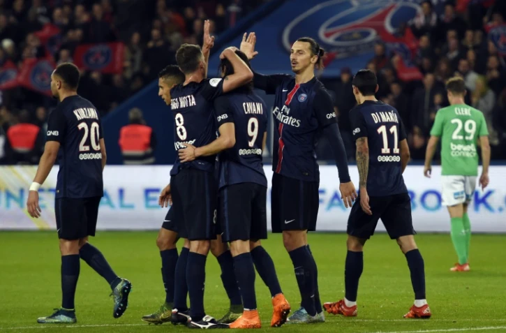 Les joueurs du PSG se congratulent après le but de Zlatan Ibrahimovic contre Saint-Etienne, le 25 octobre 2015 au Parc des Princes