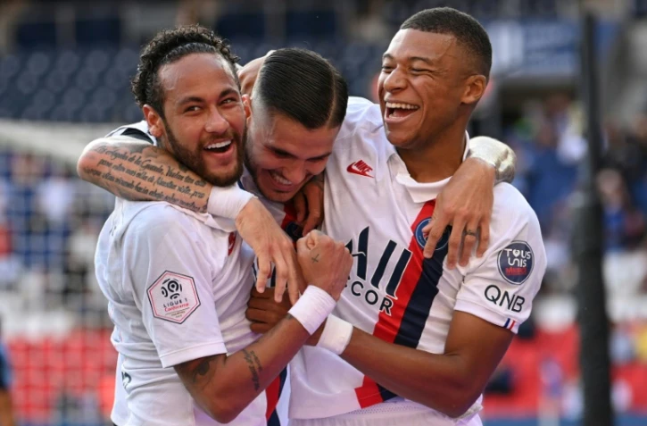 Neymar, Mauro Icardi et Kylian Mbappé célèbrent un but contre Waasland-Beveren, le 17 juillet 2020 au Parc des princes