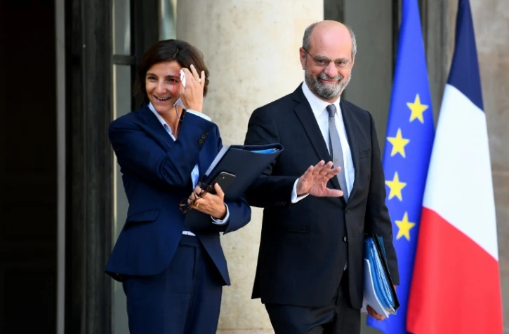 La secrétaire d'Etat chargée de l'éducation prioritaire Nathalie Elimas (G) et le ministre français de l'Education, de la Jeunesse et des Sports Jean-Michel Blanquer (D) quittent le palais présidentiel de l'Elysée après le conseil des ministres hebdomadaire à Paris, le 1er septembre 2021