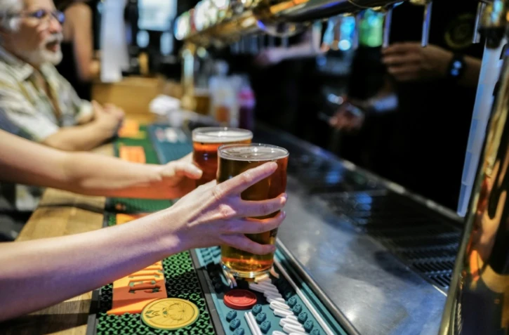 Les Français boivent toujours beaucoup d'alcool, mais moins qu'avant, et les femmes ont tendance à rattraper les hommes lorsqu'il s'agit de "consommation ponctuelle excessive", selon une étude des autorités sanitaires