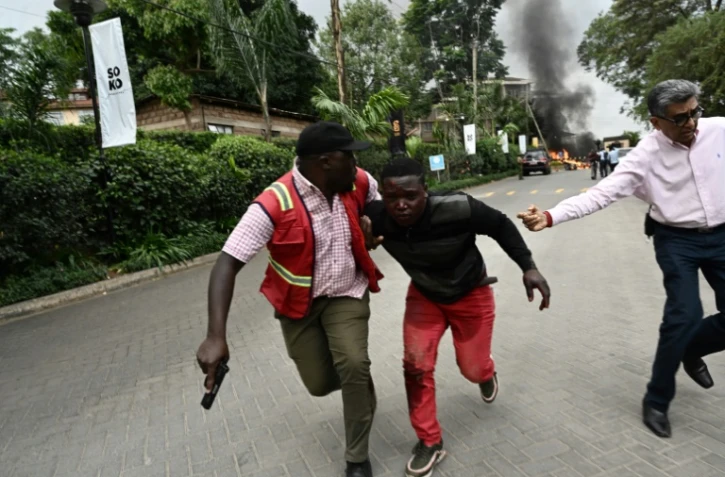 Un homme blessé évacué d'un complexe de Nairobi regroupant un hôtel et des bureaux, où une forte explosion a été suivie pendant plus d'une heure de tirs nourris, le 15 janvier 2019