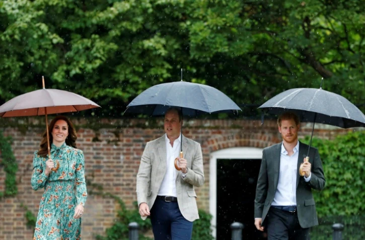 Les princes Harry (D) et William avec sa femme Catherine au palais de Kensington à Londres, le 30 août 2017