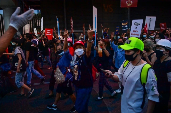 Des manifestants protestent contre une décision de la Cour constitutionnelle assimilant l'appel à réformer la royauté à une tentative de renversement de la puissante monarchie, le 14 novembre 2021 à Bangkok