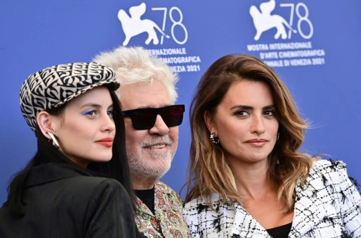 L'actrice espagnole Milena Smit, le réalisateur Pedro Almodovar et son actrice fétiche Penelope Cruz à la Mostra de Venise le 1er septembre 2021, pour présenter "Madres paralelas".