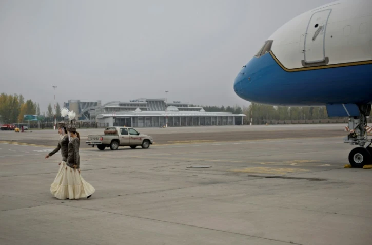 Des femmes en costume traditionnel Kirghiz, le 31 octobre 2015, à l'aéroport de Manas auprès duquel s'est écrasé un avion-cargo turc