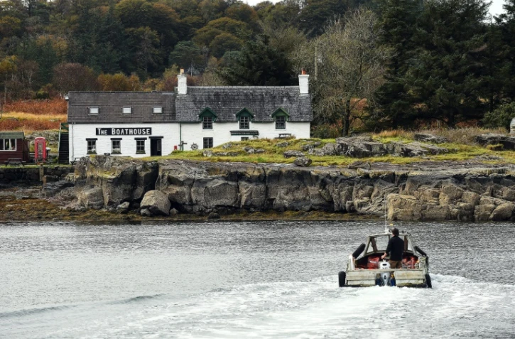Un bateau approche de l'île d'Ulva, le 20 octobre 2017 en Ecosse