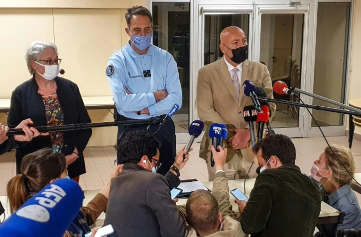 La préfète du Gard Marie-Françoise Lecaillon, le commandant de la zone de défense Sud Arnaud Browaeys et le procureur de Nîmes Eric Maurel donnent une conférence de presse le 14 mai 2021 à Saumane (Gard) après la reddition du meurtrier des Cévennes