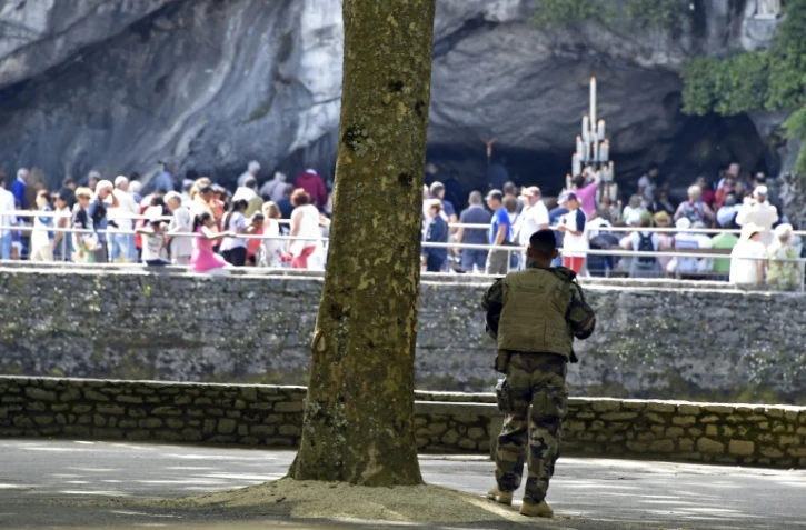 Un soldat français surveille la grotte de Massabielle, coeur du sanctuaire catholique de Lourdes (Hautes-Pyrénées), le 11 août 2016