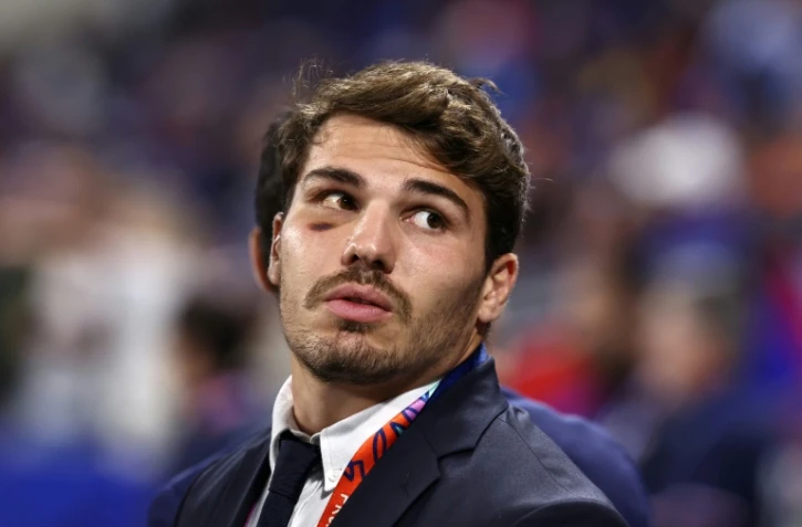 Le demi de mêlé du XV de France Antoine Dupont assiste à la rencontre du Mondial entre les Bleus et l'Italie, le 6 octobre 2023 à Lyon