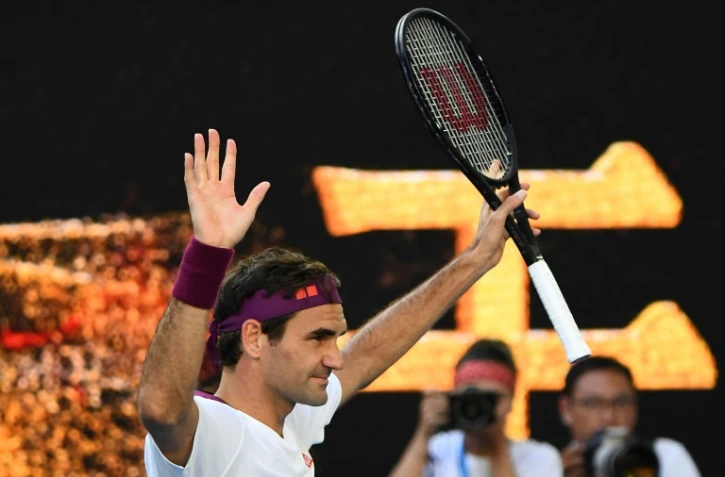Le Suisse Roger Federer bras levés après sa victoire face à l'Américain Tennys Sandgren en quarts de finale de l'Open d'Australie, le 28 janvier à Melbourne 