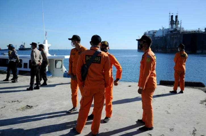 Des membres de l'Agence de sauvetage en Indonésie se préparent à prendre part aux recherches du sous-marin indonésien disparu au large de Bali, dans le port de Celukan Bawang port le 22 avril 2021
