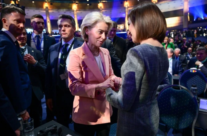 La présidente de la Commission européenne Ursula von der Leyen (g) et la présidente moldave Maia Sandu, à l'ouverture du congrès du Parti populaire européen (PPE) à Bucarest, le 6 mars 2024 en Roumanie