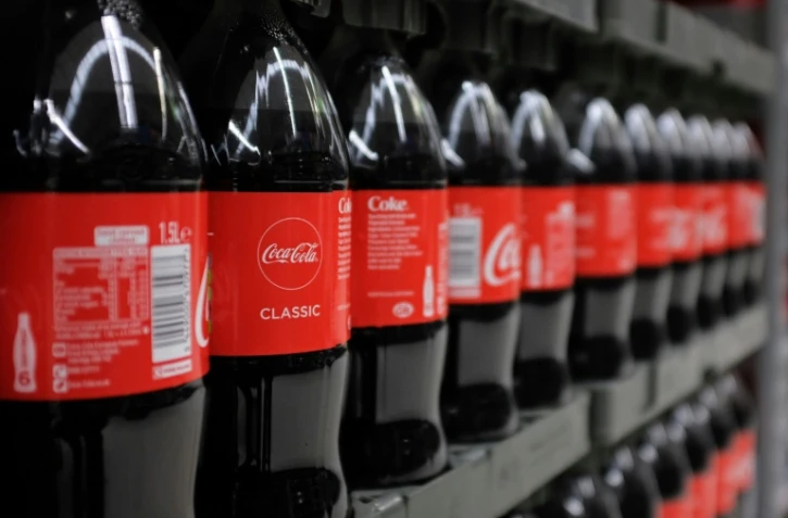 Une association française dénonce la présence de traces de microplastiques dans le Coca Cola et le Schweppes en bouteille