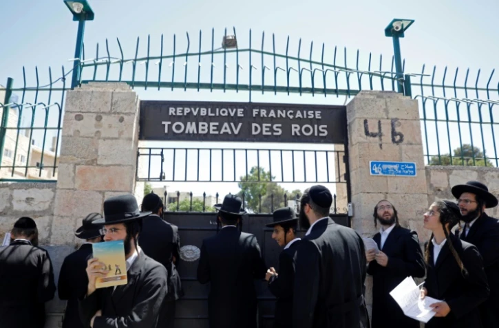 Des juifs ultra-orthodoxes veulent accéder au Tombeau des rois à Jérusalem, propriété de la France qui a rouvert les lieux à la visite, le 27 juin 2019