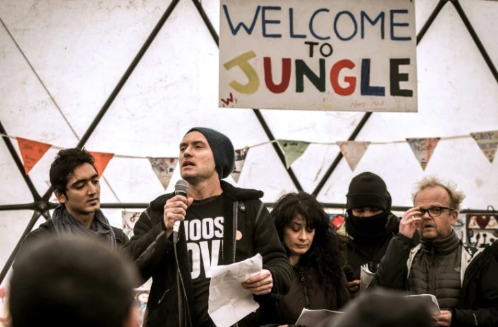 Jude Law (au micro) dans un théâtre informel de la "jungle" de Calais, le 21 février 2016